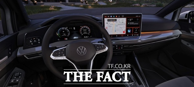 폭스바겐 골프와 함께 달리는 공간 핸들 뒤 디스플레이로 연비를 계속 확인하며 주행했다. 통상 리터당 16km 이상의 연비가 나왔다. /폭스바겐코리아