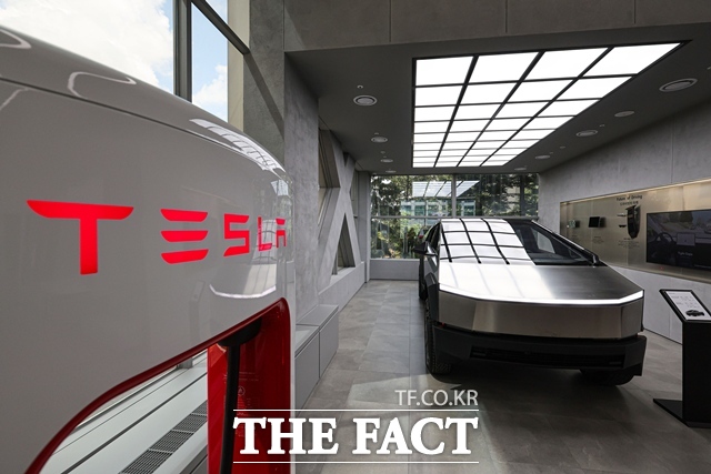 테슬라는 올해 1~10월 4만7962대를 판매해 전년 동기 대비 92.8% 증가했으며 BMW와 메르세데스-벤츠에 이어 수입차 브랜드 판매 3위를 기록했다. 테슬라 사이버트럭. /뉴시스