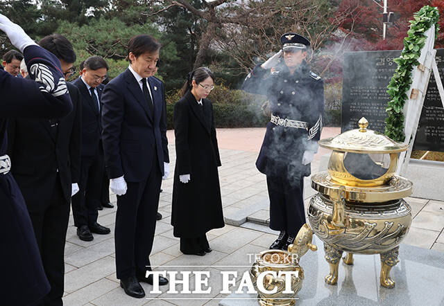 고 김영삼 전 대통령의 묘역 참배하는 조국 대표.