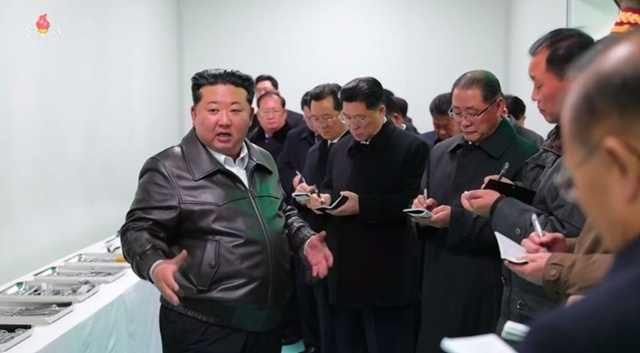 북한이 최고인민회의를 열고 수도와 지방의 도시형성 및 발전과 관련한 제도와 질서를 규정한 ‘도시 형성 및 발전법’을 채택했다. 사진은 김정은 북한 국무위원장이 지난 19일 강동군병원 준공식에 참석한 모습이다. /뉴시스, 조선중앙TV 갈무리