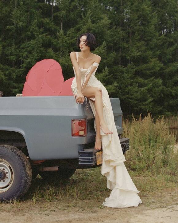 화사가 지난달 15일 발표한 곡 Good Goodbye로 지난 22일 음원차트 1위에 올랐다. /피네이션