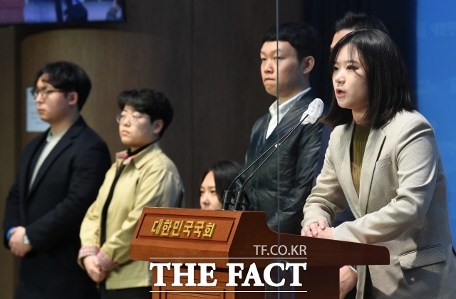 20대 청년 박지현(오른쪽)은 2022년 3월 더불어민주당 공동 비상대책위원장을 맡으면서 정치권에 센세이션을 일으켰지만 실제 의사결정에선 철저히 배제됐다. 2023년 3월 6일 박 전 비대위원장을 비롯한 청년 당원들은 국회 소통관에서 당의 변화와 혁신을 촉구했다. /더팩트 DB