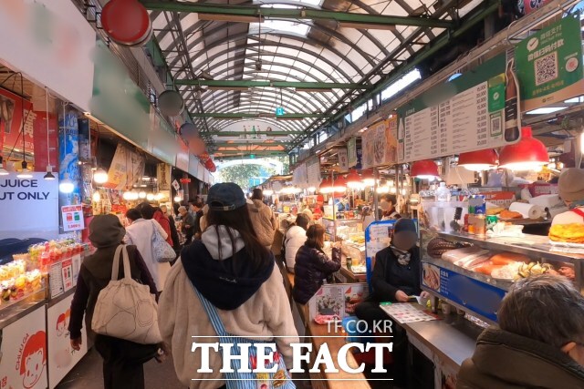 24일 오후 1시께 서울 종로구 광장시장 내 모습. 평일 낮 시간인데도 방문객이 많다. /이상빈 기자