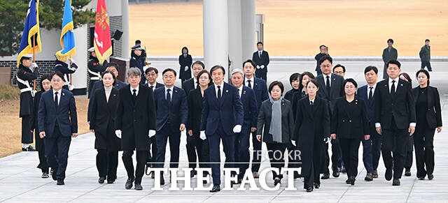 이날 당권을 다시 잡은 조국 대표는 현충탑 참배를 마친 후 '국민의 하루를 책임지는 정치로 행복이 권리가 되는 나라를 만들겠다'고 방명록을 남겼다.