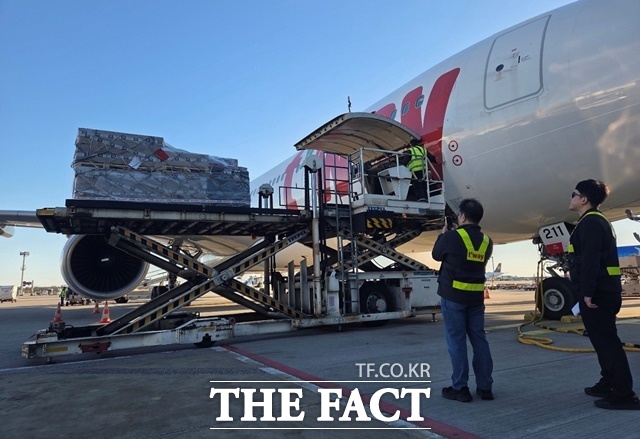 티웨이항공 및 공항 관계자들이 항공 화물 탑재 작업을 진행하고 있다. /티웨이항공