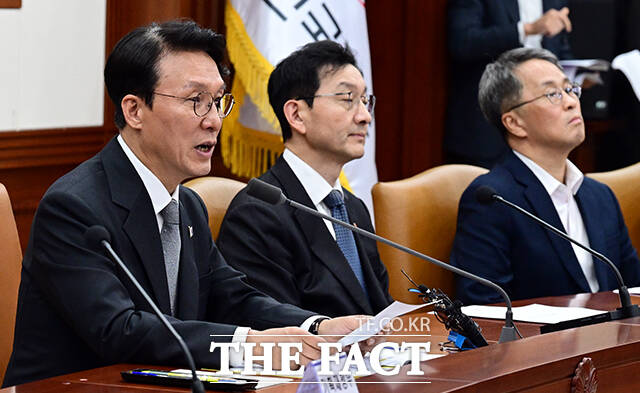 김민석 국무총리가 24일 오후 서울 종로구 정부서울청사에서 열린 헌법존중 정부혁신 TF 간담회에 참석해 모두발언을 하고 있다. /임영무 기자