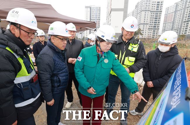 신계용 과천시장(가운데)이 과천지식정보타운 송전탑 철거 현장을 점검하고 있다. /과천시