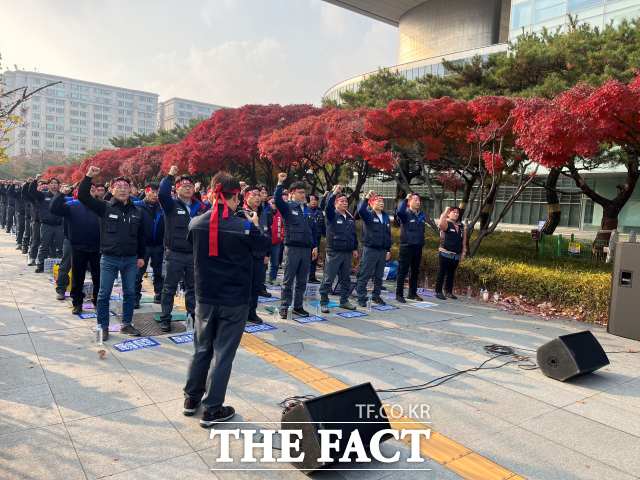 전국민주노동조합총연맹(민주노총) 전국금속노동조합(금속노조) 한국GM 지부가 사측의 직영서비스센터 폐쇄 등이 사실상 전면적 구조조정이라며 2대 주주인 한국산업은행 앞에서 결의대회를 열었다. /최의종 기자