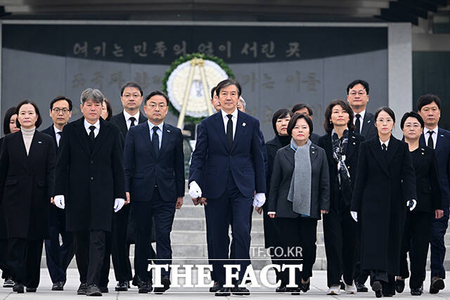 이날 당권을 다시 잡은 조국 대표는 현충탑 참배를 마친 후 '국민의 하루를 책임지는 정치로 행복이 권리가 되는 나라를 만들겠다'고 방명록을 남겼다.