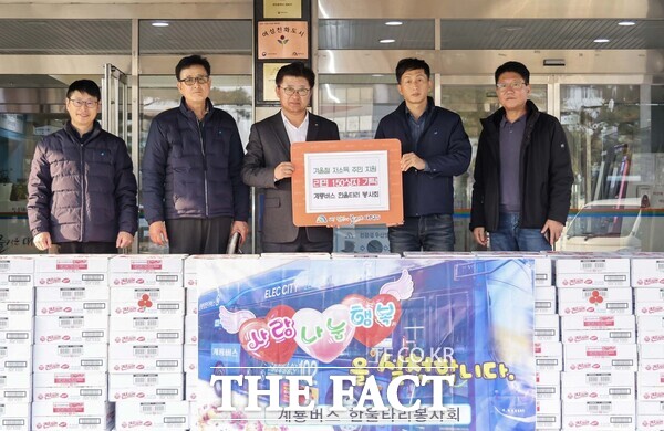 계룡버스한울타리봉사회가 24일 대전 대덕구에 190만 원 상당의 라면을 기탁했다. 사진 왼쪽부터 윤유희 계룡버스 총무부장, 박익선 계룡버스 상무, 최충규 대덕구청장, 우경준 계룡버스 조합원, 박건영 계룡버스 조합장. /대덕구