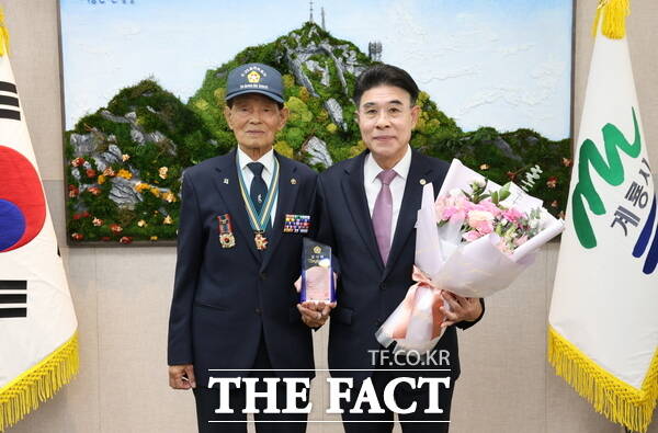 손봉진 6.25참전유공자회 충청남도지부 지부장(왼쪽)이 이응우 계룡시장(오른쪽)에게 감사패를 전달하고 있다. /계룡시