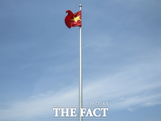 베트남 호찌민의 주택가에서 대형 가방 안에 한국인 남성이 숨진 채 발견돼 현지 경찰이 용의자로 추정되는 한국인 두 명을 붙잡아 수사 중이다. 사진은 베트남 국기. /AP.뉴시스