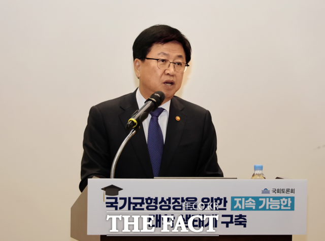 교육부는 24일 여성폭력 추방주간(11월 25일∼12월 1일)을 맞아 고위직 공무원을 대상으로 폭력예방교육을 실시한다고 밝혔다. 사진은 최교진 교육부 장관./교육부 제공