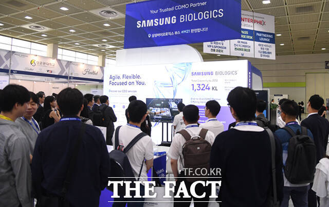 24일 거래가 재개된 삼성바이오로직스는 장 초반 시초가 대비 강보합권을 이어가고 있다. 사진은 지난해 7월 서울 강남구 코엑스에서 열린 바이오플러스-인터펙스 코리아 2024에서 삼성바이오로직스 전시관에 관람객들이 붐비고 있는 모습. /이새롬 기자