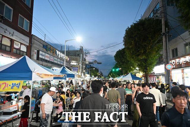군분로 토요 야시장 축제가 개최되고 있다. /광주 남구