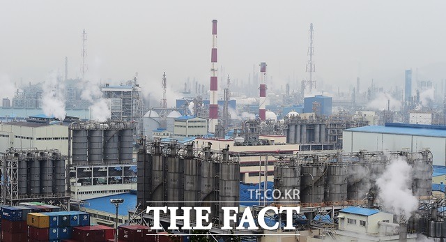 국회가 중국발 공급과잉으로 위기에 내몰린 석유화학 산업 지원 사격에 나섰다. 여수산단 전경. /더팩트 DB
