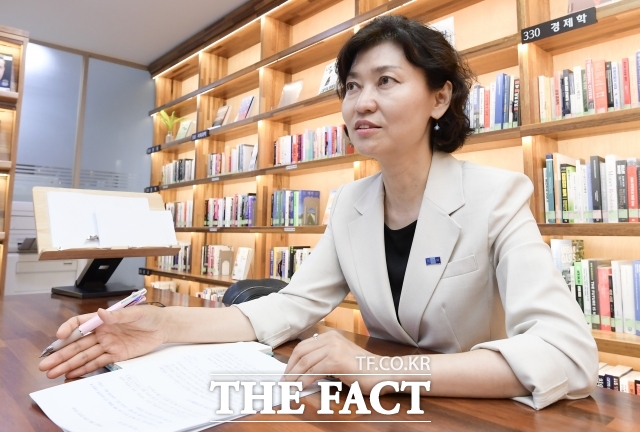 최초의 특수교사 출신 국회의원인 강경숙 조국혁신당 의원은 <더팩트>와의 인터뷰에서 소수 직군 출신 의원이 의정활동에서 겪게 되는 고충을 토로하며 소수 분야 목소리를 대변하는 의원이 더 많아져야 한다고 말했다. /더팩트 DB