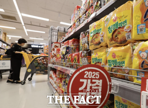 원·달러 환율이 1470원대를 넘나드는 등 고환율 기조가 계속되자 원재료 수입 의존도가 큰 식품업계의 비용 부담이 커지고 있다. 사진은 서울 시내 한 대형마트 전경. /뉴시스