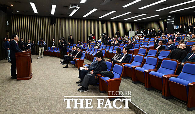 송언석 국민의힘 원내대표가 24일 오전 서울 여의도 국회에서 열린 의원총회에 참석해 모두발언을 하고 있다. /국회=배정한 기자