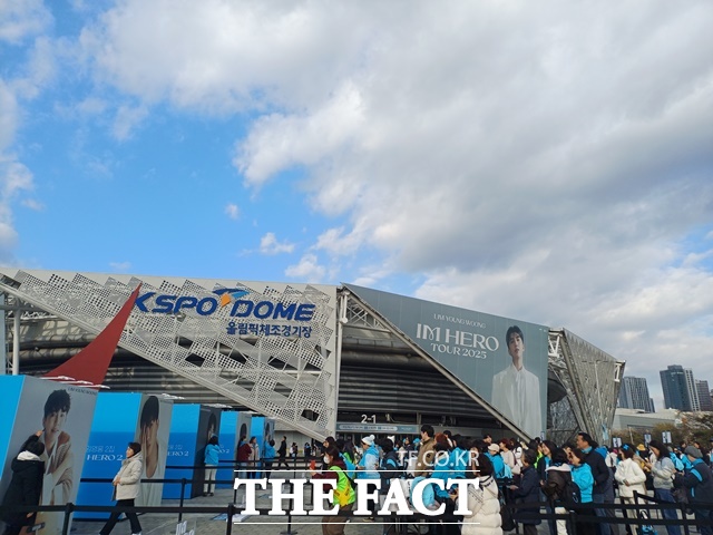 임영웅의 서울콘서트는 지난주에 이어 이번 주말에도 같은 장소에서 펼쳐진다. KSPODOME 서울공연은 28일, 29일, 30일 사흘간 진행된 뒤, 해를 넘겨 내년 1월 고척스카이돔에서 또 한차례 더 펼쳐진다. /강일홍 기자