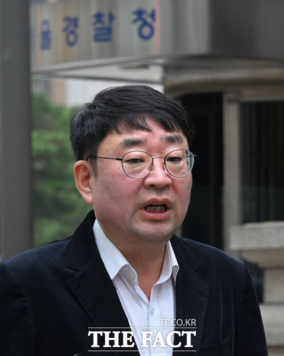 유튜브 채널 '신의한수' 운영자 신혜식 씨가 24일 오전 서울경찰청에 출석하며 발언하고 있다. /이새롬 기자