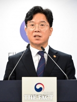  개정 노동법 취지 설명하는 김영훈 고용노동부 장관 [포토]