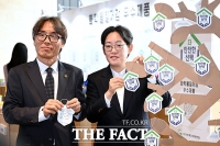  화학물질저감 우수제품 공개 행사 참석한 금한승 차관-조지연 의원 [포토]