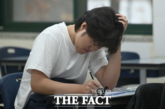 2026학년도 대학수학능력시험(수능)이 치러진 13일 오전 서울 종로구 경복고등학교에 마련된 고사장에서 수험생이 시험을 준비하고 있다. /더팩트 DB