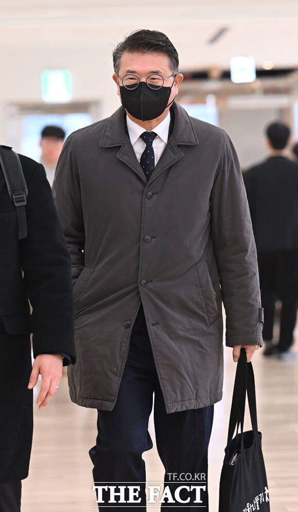 장상윤 전 대통령실 사회수석비서관이 25일 서울 종로구 광화문KT 웨스트에 마련된 김건희특검 사무실에 출석하고 있다. /이새롬 기자