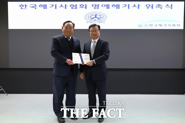 한국해운협회 박정석 회장(오른쪽)이 명예 해기사 및 명예 1급항해사로 위촉됐다. /한국해운협회