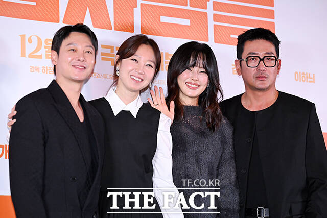 배우 김동욱과 공효진, 이하늬, 하정우(왼쪽부터)가 25일 오후 서울 강남구 메가박스 코엑스에서 열린 ‘윗집 사람들’ 언론 시사회 및 기자간담회에 참석해 포즈를 취하고 있다. /서예원 기자