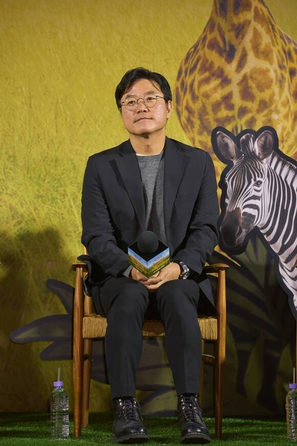 나영석 PD가 25일 오전 11시 서울 용산구 CGV 용산아이파크몰 11관에서 열린 넷플릭스 새 예능 프로그램 케냐 간 세끼 제작발표회에서 넷플릭스랑 콘텐츠를 기획할 때 시청자분들이 익숙하게 즐길 수 있는 콘텐츠를 만들기로 했다고 밝혔다. /넷플릭스