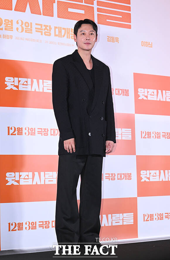 배우 김동욱과 공효진, 이하늬, 하정우(왼쪽부터)가 25일 오후 서울 강남구 메가박스 코엑스에서 열린 ‘윗집 사람들’ 언론 시사회 및 기자간담회에 참석해 포즈를 취하고 있다. /서예원 기자