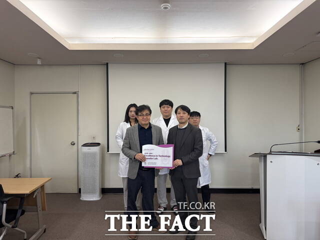 25일 한명관 전북대학교 교수팀이 운영하는 세포기능제어 실험실이 기술이전 우수 실험실에 선정됐다. /전북대