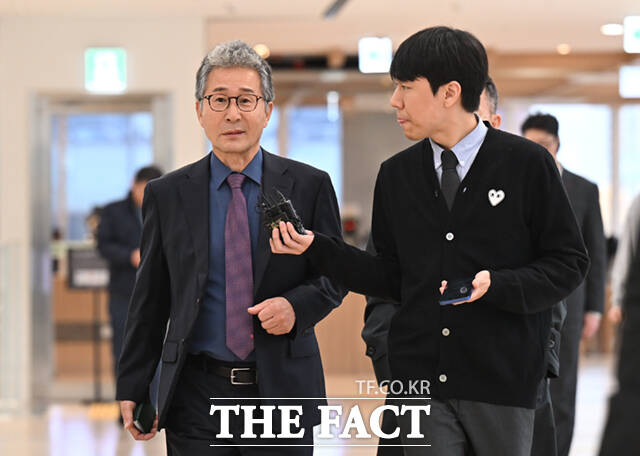 오세훈 서울시장의 '여론조사비 대납 의혹' 핵심 인물인 사업가 김한정 씨가 25일 서울 종로구 광화문KT 웨스트에 마련된 김건희특검 사무실에 출석하고 있다. /이새롬 기자