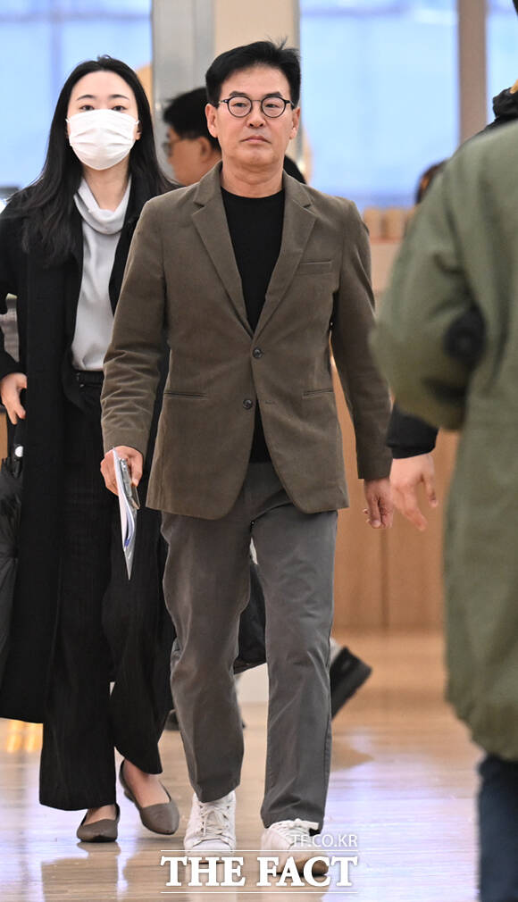 오세훈 서울시장의 '여론조사비 대납 의혹' 핵심 인물인 강철원 전 서울시 정무부시장이 25일 서울 종로구 광화문KT 웨스트에 마련된 김건희특검 사무실에 출석하고 있다. /이새롬 기자