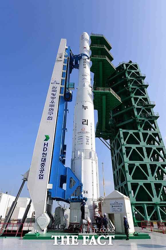 우주 향해 기립한 누리호의 모습. /한국항공우주연구원