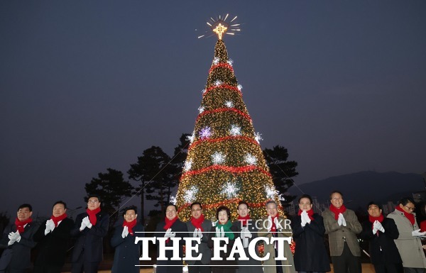 박희조 동구청장과 내빈들이 구청 잔디광장에서 성탄트리 점등식에 참여하고 있다. /대전 동구