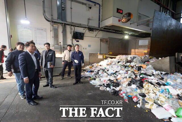 오세현 아산시장이 아산시시설관리공단 자원회수센터를 방문해 운영과 안전관리 상황을 점검하고 있다. /아산시