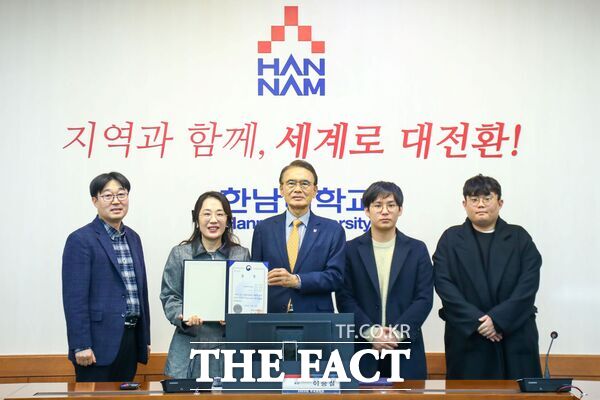 산업통상자원부 장관상을 수상한 한남대 ‘한세미(팀원 황소희, 장수성, 조재영, 지도교수 김운중)’ 팀이 24일 후배들을 위해 수상상금 일부를 장학금으로 기탁했다. /한남대학교