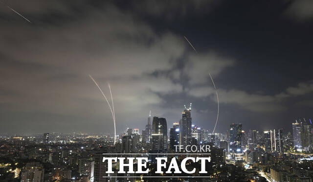 가자지구 전쟁과 베냐민 네타냐후 내각에 대한 불만으로 지난해 이민을 택한 이스라엘인이 8만 명 이상인 것으로 조사됐다. 사진은 이스라엘의 방공 시스템 아이언 돔이 지난 6월 15일(현지시간) 이스라엘 텔아비브 상공에서 이란이 발사한 미사일을 요격하기 위해 작동하는 모습. /AP.뉴시스