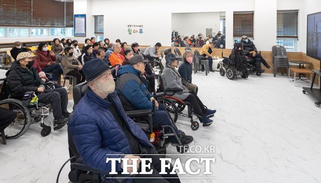 25일 광명시 장애인이음센터에서 장애 어르신 쉼마루 개소식이 열리고 있다. /광명시