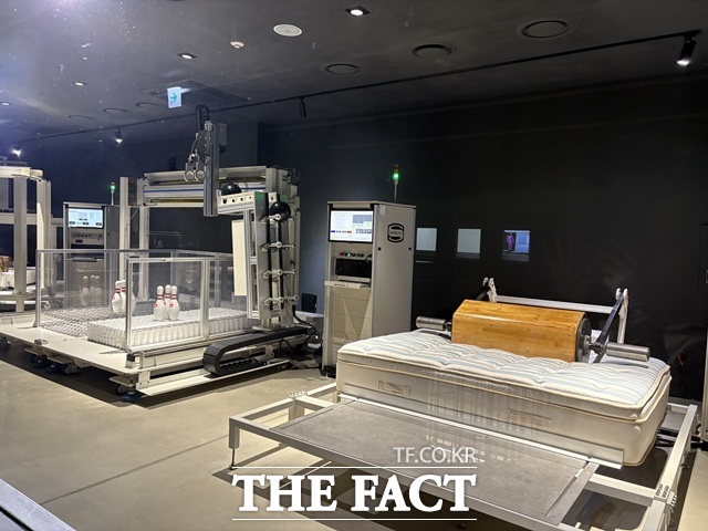 시몬스 팩토리움에서는 시몬스의 기술력이 담긴 매트리스를 볼 수 있다. /이천=문화영 기자