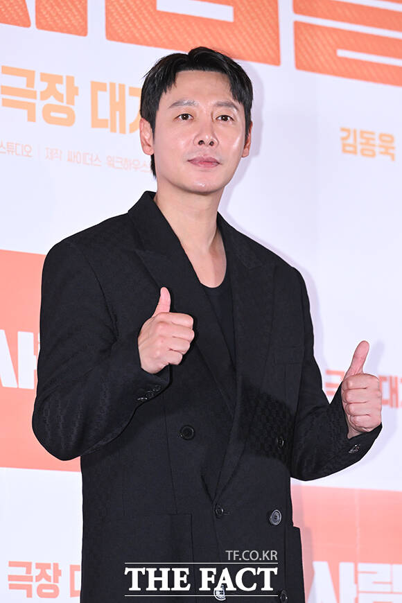 배우 김동욱과 공효진, 이하늬, 하정우(왼쪽부터)가 25일 오후 서울 강남구 메가박스 코엑스에서 열린 ‘윗집 사람들’ 언론 시사회 및 기자간담회에 참석해 포즈를 취하고 있다. /서예원 기자