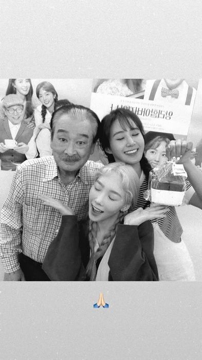 가수 태연은 소셜 미디어에 고인과 함께한 사진을 게재하며 애도의 뜻을 전했다./태연 인스타그램