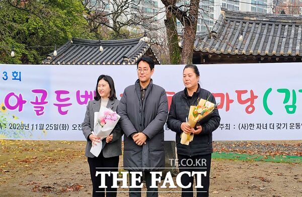 노기수 대덕구 부구청장(사진 가운데)이 25일 동춘당공원에서 열린 ‘제13회 육아 골든벨 및 가족놀이마당 행사’에 참석해 출산장려유공 표창장을 전달하고 표창 대상자들과 기념 촬영을 하고 있다. /대덕구