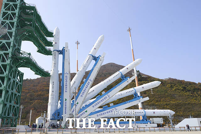누리호의 4차 발사가 이틀 앞으로 다가온 가운데 25일 전남 고흥 발사대에서 발사체 기립 작업이 이뤄지고 있다. /한국항공우주연구원