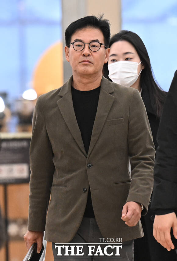 오세훈 서울시장의 '여론조사비 대납 의혹' 핵심 인물인 강철원 전 서울시 정무부시장이 25일 서울 종로구 광화문KT 웨스트에 마련된 김건희특검 사무실에 출석하고 있다. /이새롬 기자