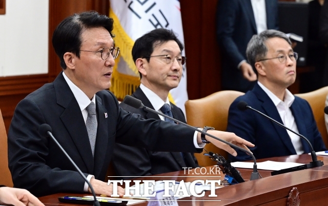 정부는 25일 정부서울청사에서 김민석 국무총리(왼쪽) 주재로 '제17차 미세먼지특별대책위원회'를 열고 다음 달부터 내년 3월까지 적용되는 계절관리제 시행계획을 심의·의결했다. /임영무 기자