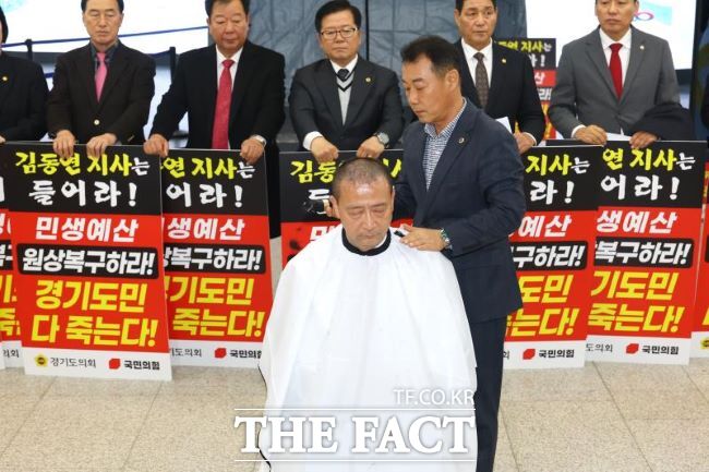 경기도의회 국민의힘 백현종 대표의원(구리1)이 25일 도의회 1층에서 삭발하고 있다. /경기도의회